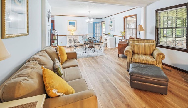 6 Mi to Beach: Myrtle Beach Escape w/Sunroom!