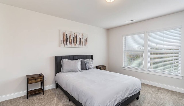 Lux Contemporary - 0.2 miles from South Charlotte - 10mins from NCAA games