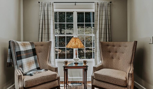 Boutique cottage in the woods near lake - 2 KING beds - waterfall & creek