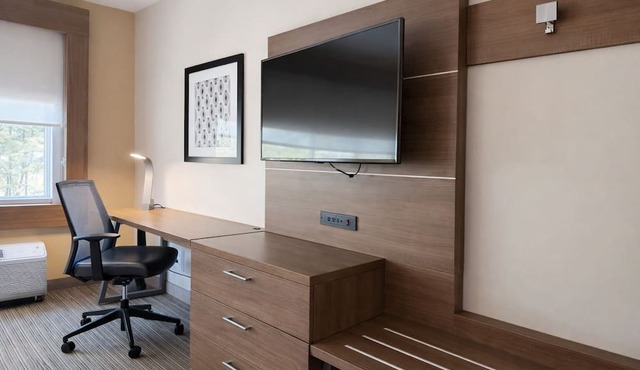 Holiday Inn Express & Suites Charlotte - Ballantyne by IHG