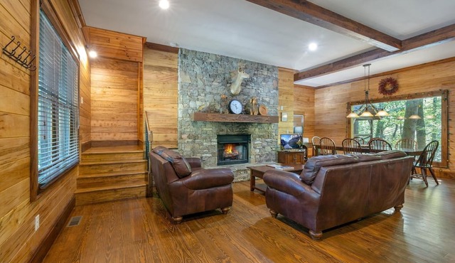 One of a kind 3br Riverfront house w/fire pit, Hot Tub over looking river.