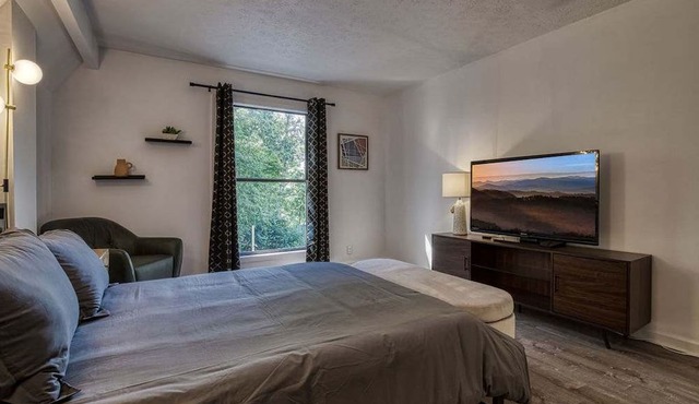 4BR 3BA Cabin w Games Hot Tub Near Smoky Mtns in Kodak