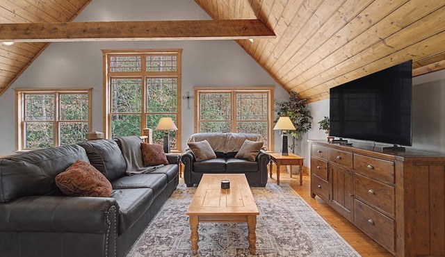 Hot Tub, Pool Table! Luxury Log Cabin in Franklin