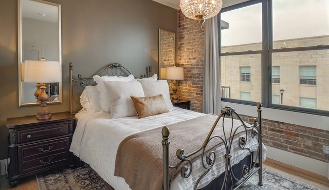 Historic Lawrenceburg Loft: Balcony + Square Views