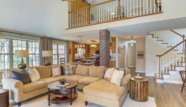 Riverfront, Hot Tub! Coosawattee River Resort Home in Ellijay