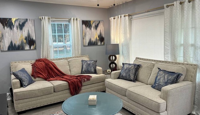 Welcome To Cozy Living! Peaceful & Simple 7 mins to NC Wesleyan 15min to R.Mount
