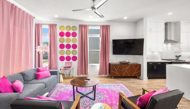 Ultimate Bach 10min to DT, Insta Walls Every Room