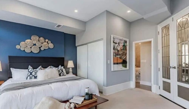 Corporate living at the crossroads of the Annex and Yorkville (long term rental)