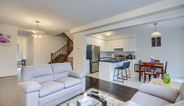 4BR Near Highway 401, King & Queens beds - Free Parking