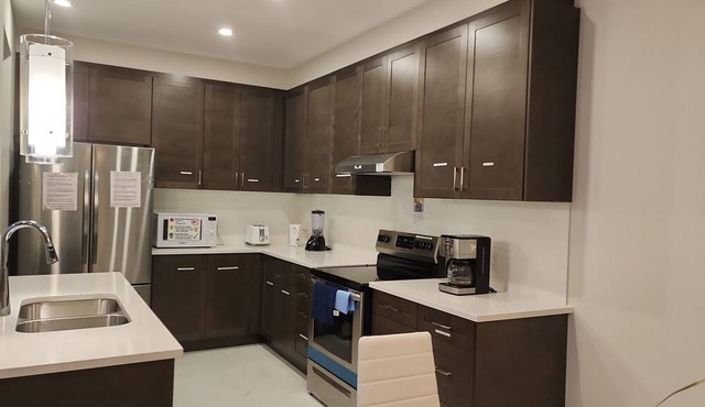 Classy & Modern 4 Bedroom & 3.5 Bath w/SelfCheck-In+Kitchen & Parking-Ottawa