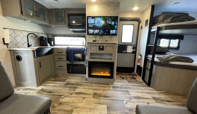 Come glamping in a Cozy 1-bedroom camper with double bunks and a sofa