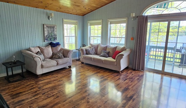 Charming 3-bedroom house on the Lake with Hot tub