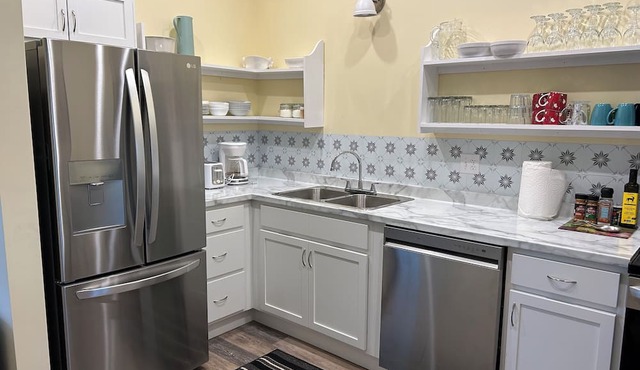 Spacious 4 bed, pet friendly and cozy accommodation downtown Canning.
