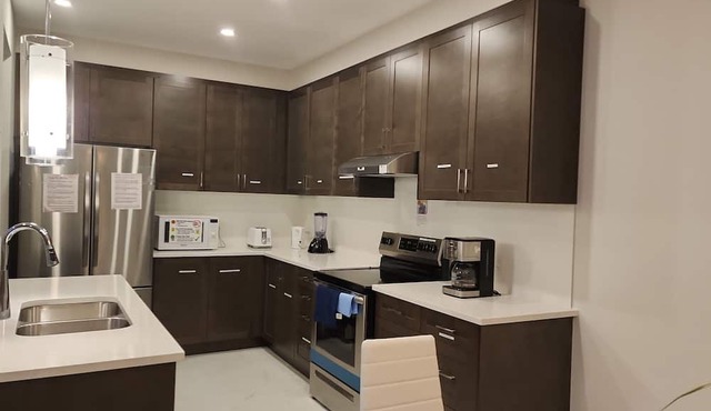 Chic Urban Retreat: 4 Bedroom &3.5 Bath w/Parking+Kitchen & Self Check-In-Kanata