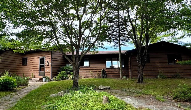 Beautiful lakefront Georgian Bay Cottage in Pointe Au Baril, Family friendly