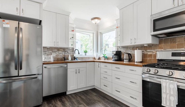 Entire cozy 4 bedrooms house. Short driving distance to Guelph/Acton/Erin/Elora.