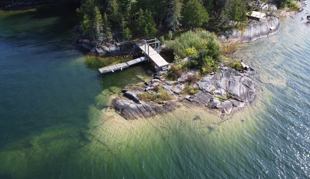LAKEFRONT COTTAGE FOR RENT - Private, Roddick Lake, 4 bed rooms, Scenic