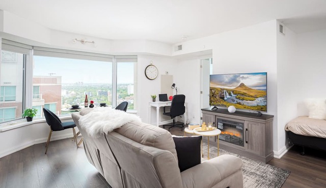 Luxury 2BR in Yorkville Downtown Toronto with City View