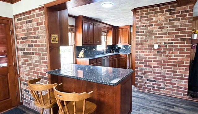 Secluded 4 bedroom home, 12 min to whitewater Center, 15 min to Uptown Charlotte