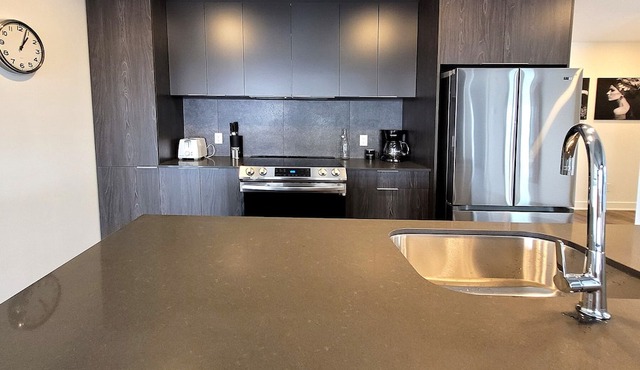 Corporate Stays - Luxurious 2BR with Stunning Rooftop Views Luxury & Gym Accessn