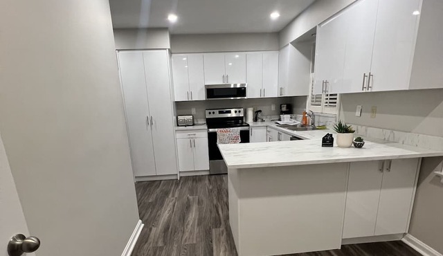 No stairs / Renovated 3-Bedroom free Wifi,Parking