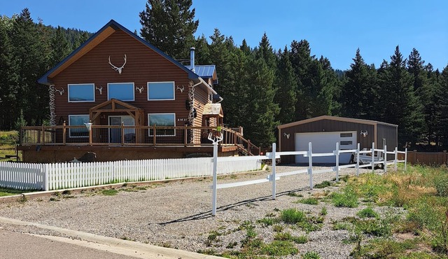 Mountain cottage huge master bedroom pet friendly sauna, hot tub, deck