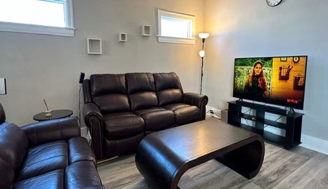 Cozy House near Airport and Shopping Mall! Family and Pet friendly.