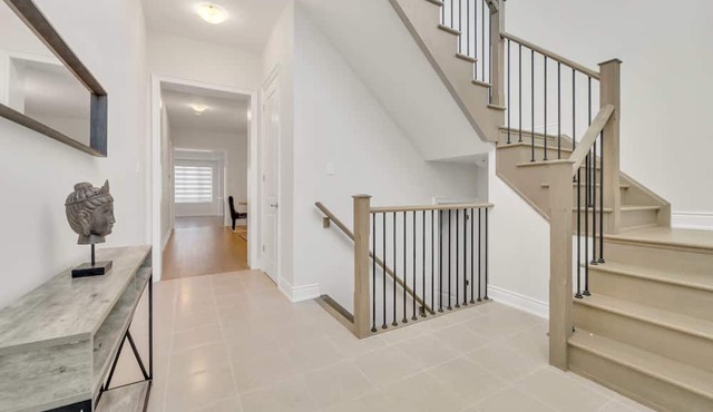 Stunning 5 B/R House in Oakville