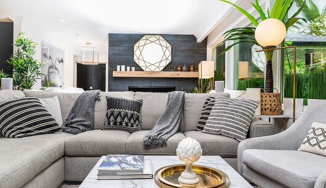 Super Lux Designer Co-Living, Hot Tub, Movie Theatre, Tesla Charger, Fireplaces