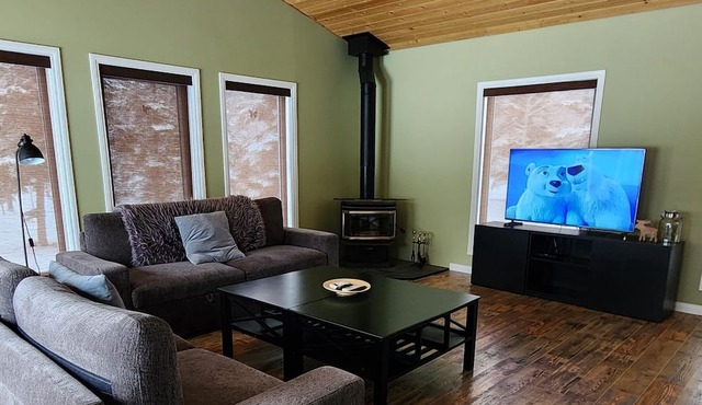 A golfers dream just a few yards from the 8th hole. Pet friendly !