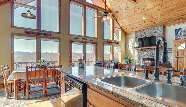 Pool, Hot Tub & Mountain Views: Cleveland Cabin