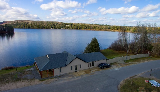 Bright and Beautiful Brand New Cozy Waterfront Cottage