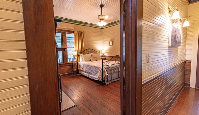 Private 14-Acre Mountain Estate - 3 Guest Homes - Ideal for Groups