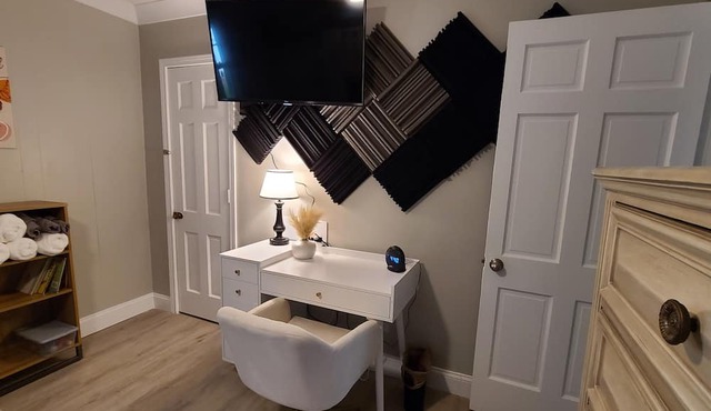 Private family, pet friendly with fenced yard near Limestone College and Outlets