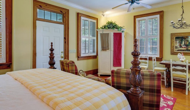 Romantic Cottage in Washington Historic District in Washington