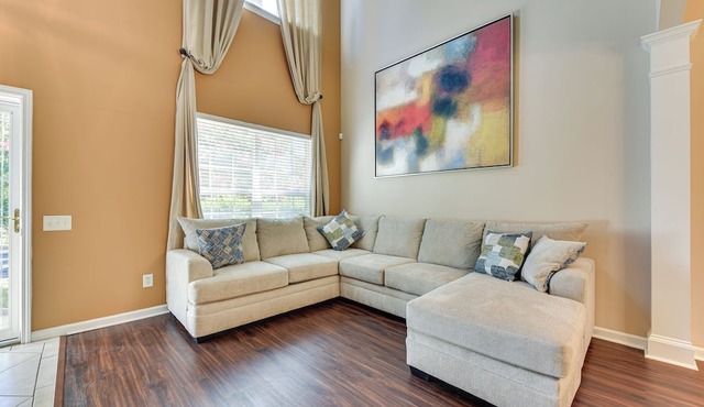 Charlotte Townhome w/Deck: 18 Mi to Downtown!