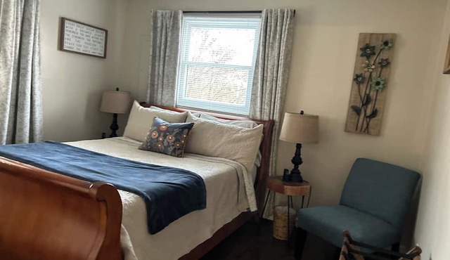 Sweet Seclusion in North Johnson City. Sleeps 6. Close to Bristol/JCMC/ETSU/VA