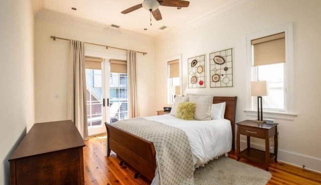 Heart of King St · Charming Condo· Private Balcony