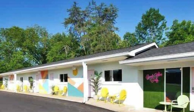 Flower Child Room - Retro Motel Near Chattanooga in Trenton