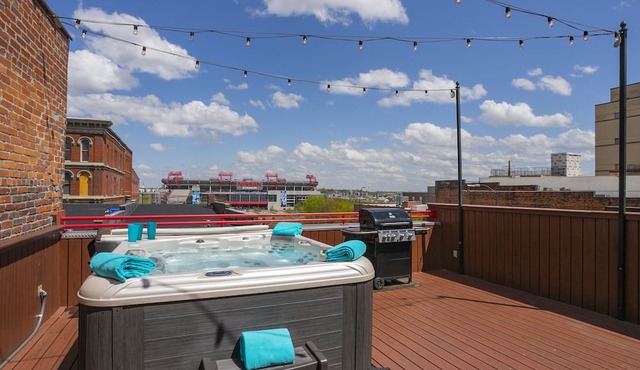 The Titan Penthouse Nashville-Rooftop Hot Tub Printer's Alley-steps to Broadway