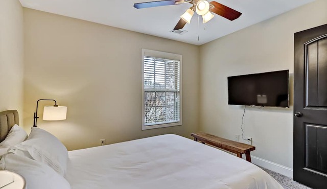 5br/3ba, sleeps 12! Newly renovated w/media room!