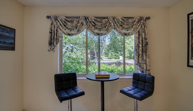 Picturesque Ski getaway close to Loon Mountain and Waterville Valley Ski Resorts