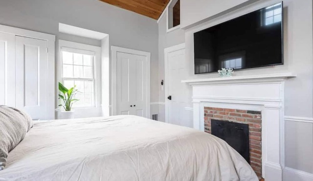 Downtown Newport- Newly Remodeled Historic House