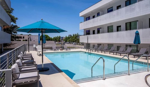 UPSCALE Cozy Nashville Condo★ POOL, PATIO, PARKING