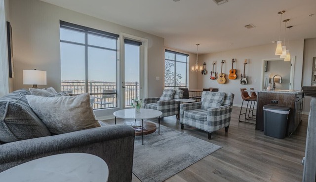 Luxurious Downtown Corner 2 bd 2bth-#220