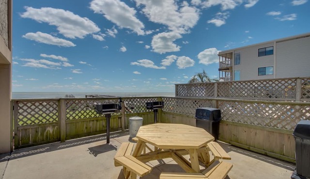 Oceanfront Condo with indoor pool + Free Attraction Tickets!