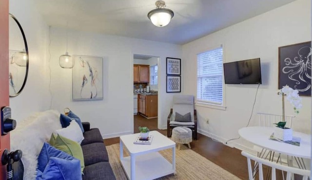Relaxed Midtown Vibe Near Art, Food, & Live Music