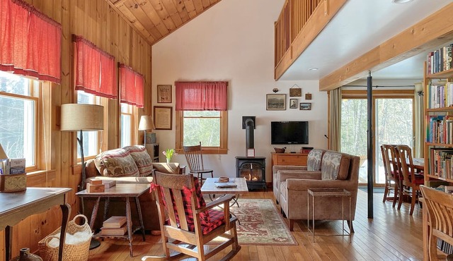 Charming & Cozy Mountain View Cottage with River Hi-spd-wifi/pets welcome