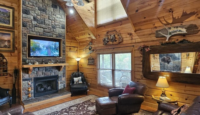 Huge cabin! Sits on a hillside with unprecedented mountain and sunset views.