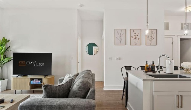 Queen City Haven - Free Parking, Pool, Balcony